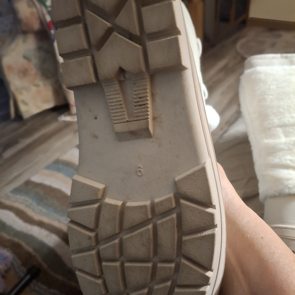 Fuzzy Boots size 9 - Picture 5 of 5